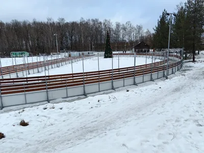 Ограждение с деревянной отделкой вокруг катка