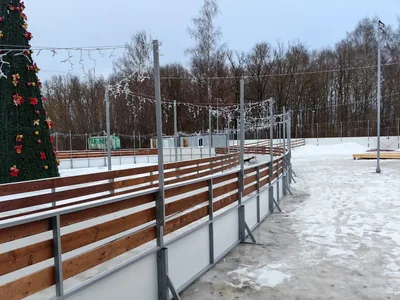 Деревянная отделка ограждения с закрытой нижней частью